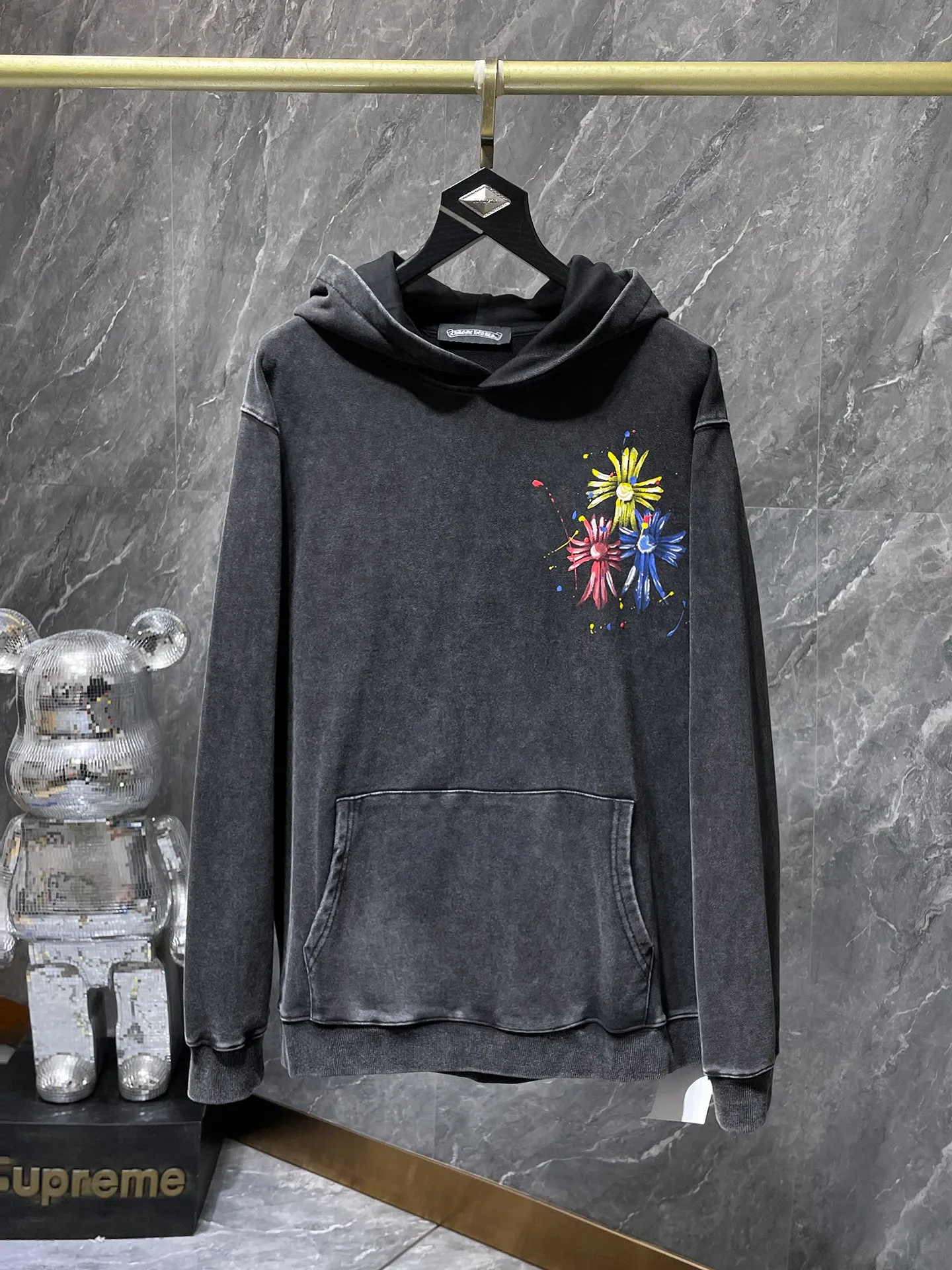 P276 Chrome Hearts Autumn and Winter 2025 new products available at counters simultaneously, hand-painted and washed style! ! High gram weight, environmentally friendly and high-quality top-quality fabrics. Crow graffiti colorful cross hand-painted washed hoodies. Counter synchronization. Re-engraved version 1:1. Recommended color: black. Size: S, M, L, XL.